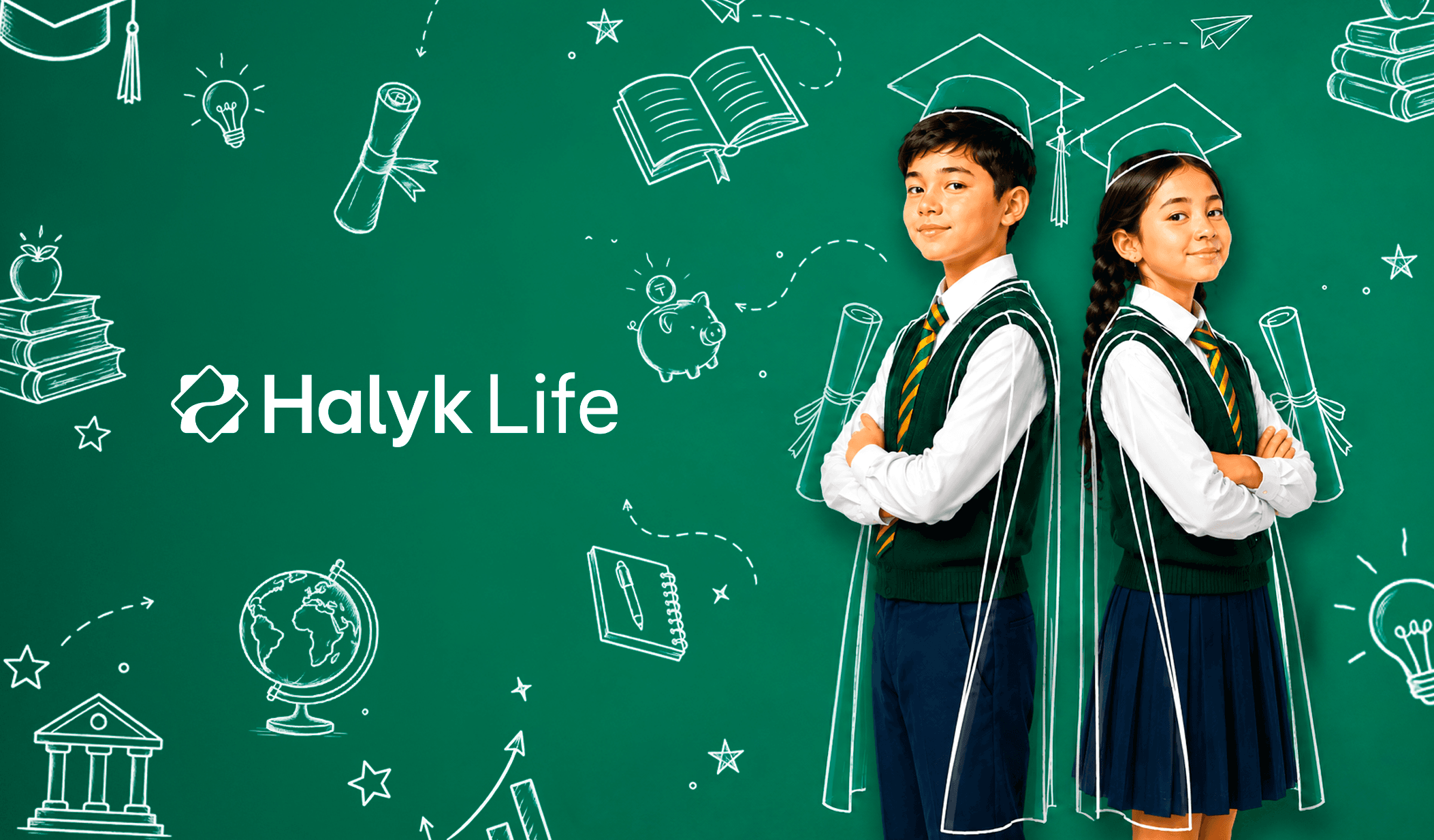Halyk Life логотипі бар жасыл тақта аясындағы бітіруші мантиясын киген оқушылар