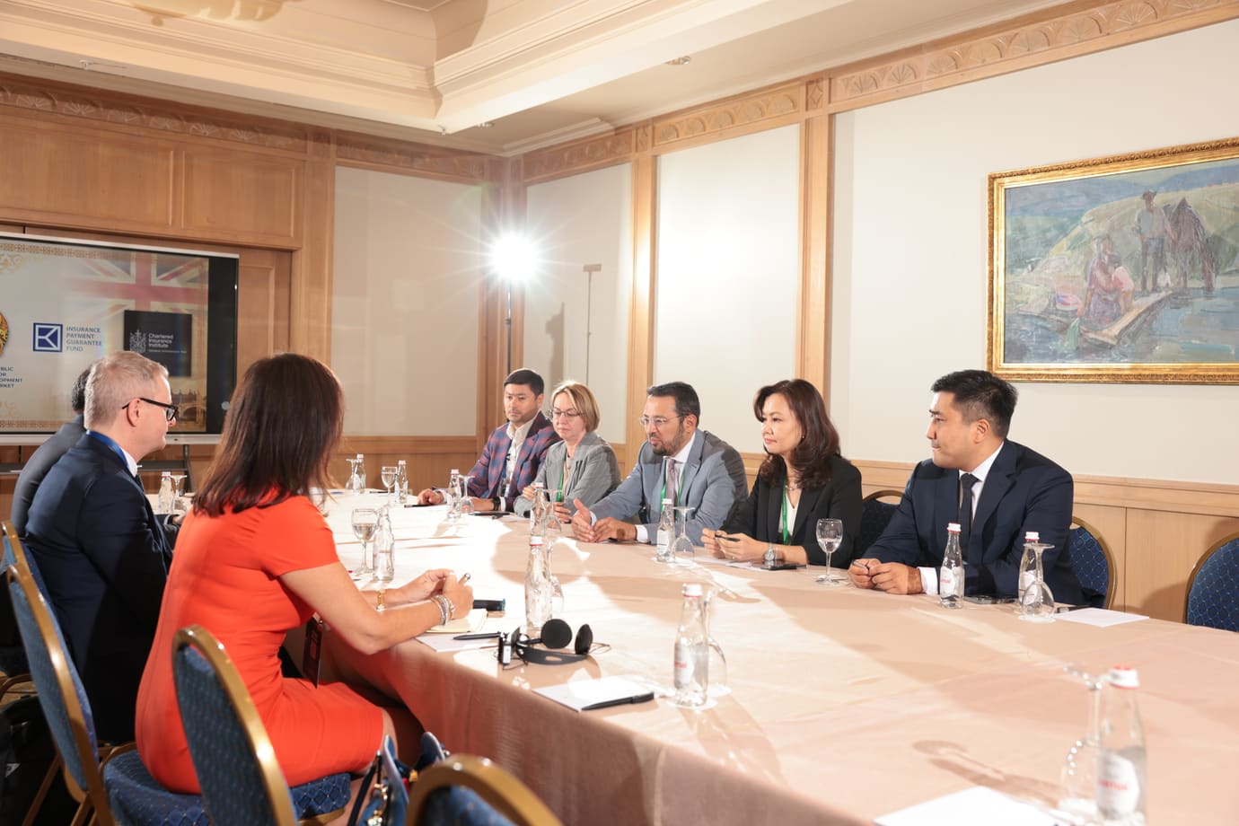 Қаржы нарығын реттеу және дамыту агенттігі, СТКБҚ және Chartered Insurance Institute арасындағы меморандумға қол қою аясындағы кездесу